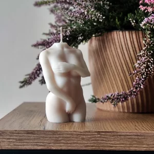 Świeca sojowa "Body" to artystyczna dekoracja inspirowana kobiecym ciałem, ręcznie wykonana z ekologicznego wosku, która wnosi elegancję i subtelny zapach do wnętrza.