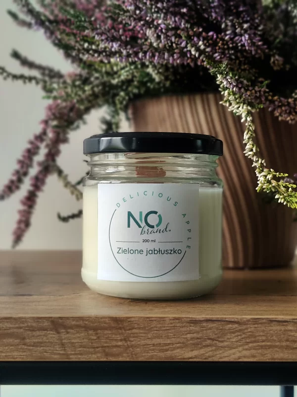 Świeca sojowa „Delicious Apple” – naturalny zapach świeżych jabłek, długi czas palenia i elegancki design, idealna do wprowadzenia rześkiej atmosfery do wnętrza.