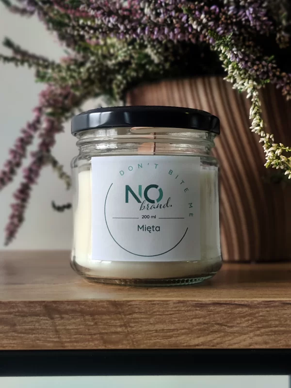 Świeca sojowa "Don't Bite Me" chroni przed owadami i wypełnia przestrzeń naturalnym zapachem, tworząc przyjemną atmosferę w domu i na zewnątrz.