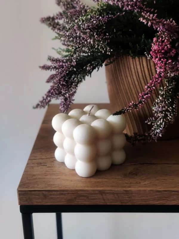 "Kostka" to minimalistyczna świeca sojowa o eleganckim kształcie, ekologicznych materiałach i intensywnym aromacie, idealna do każdego wnętrza.
