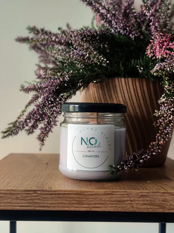 Świeca sojowa "Ultraviolet" o zapachu lawendy to naturalny sposób na relaks i wyciszenie, łączący kojący aromat z eleganckim, ekologicznym designem.