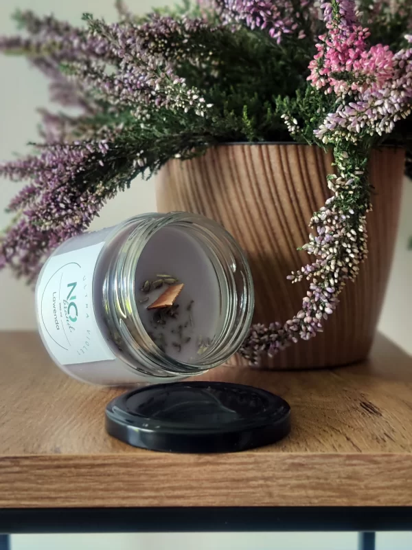Świeca sojowa "Ultraviolet" o zapachu lawendy to naturalny sposób na relaks i wyciszenie, łączący kojący aromat z eleganckim, ekologicznym designem.