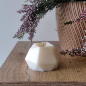 "Wielościan" to elegancka świeca sojowa o unikalnym, wielokątnym kształcie, łącząca nowoczesny design z subtelnym aromatem mielonej kawy.