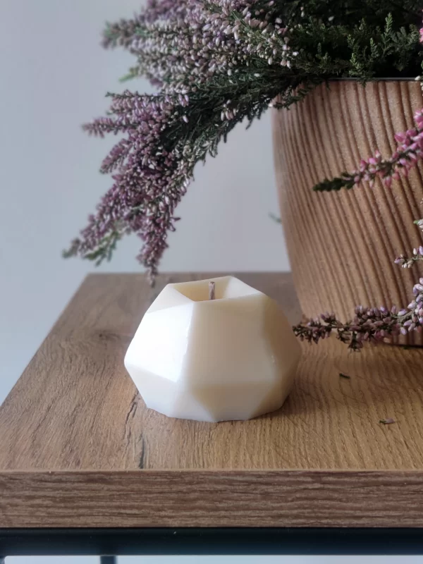 "Wielościan" to elegancka świeca sojowa o unikalnym, wielokątnym kształcie, łącząca nowoczesny design z subtelnym aromatem mielonej kawy.