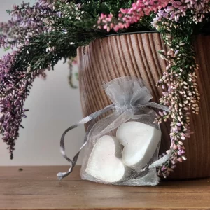 "Sekretny Zapach" to elegancki woreczek z dwoma sojowymi serduszkami, które wypełnią przestrzeń naturalnym, kojącym aromatem. Idealny na prezent.