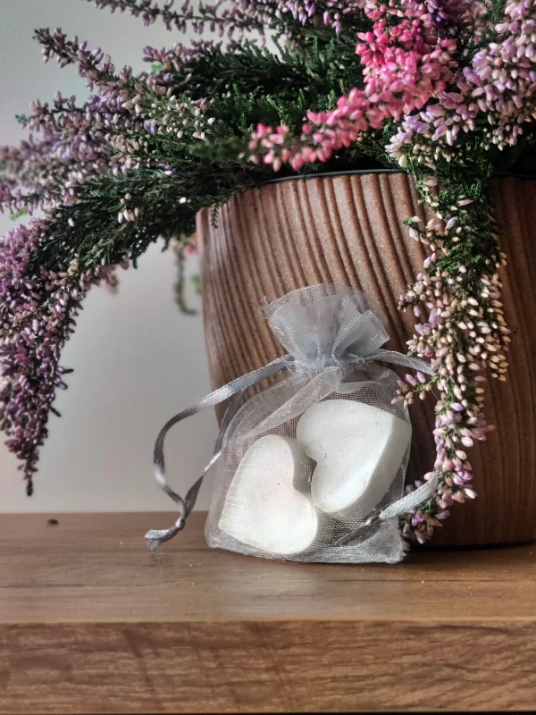"Sekretny Zapach" to elegancki woreczek z dwoma sojowymi serduszkami, które wypełnią przestrzeń naturalnym, kojącym aromatem. Idealny na prezent.