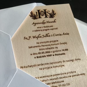 Zaproszenie na Komunię z naturalnej sklejki to elegancki i ekologiczny sposób na ogłoszenie ważnego wydarzenia. Personalizowane i ręcznie robione.