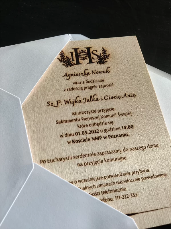 Zaproszenie na Komunię z naturalnej sklejki to elegancki i ekologiczny sposób na ogłoszenie ważnego wydarzenia. Personalizowane i ręcznie robione.