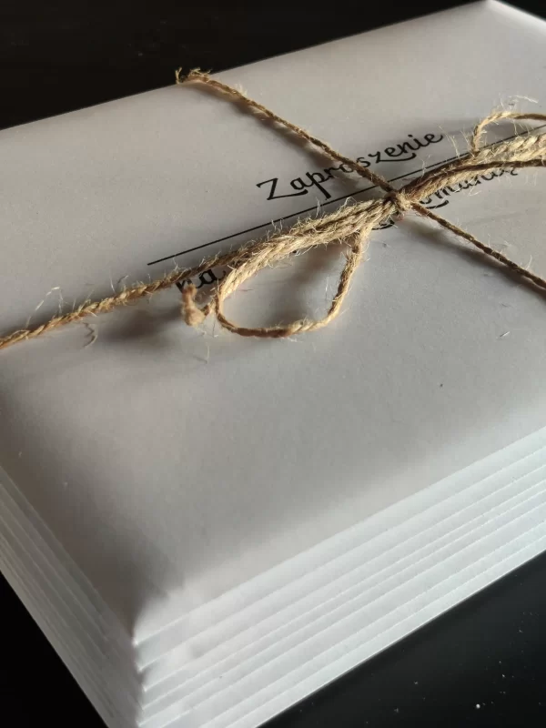 Zaproszenie na Komunię z naturalnej sklejki to elegancki i ekologiczny sposób na ogłoszenie ważnego wydarzenia. Personalizowane i ręcznie robione.
