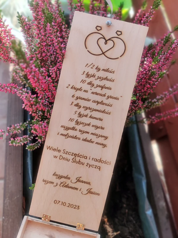 Elegancka, ręcznie robiona skrzynka na prezent z naturalnej sklejki to wyjątkowy sposób na wyrażenie życzeń. Personalizacja sprawia, że jest niepowtarzalna.