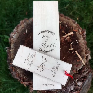 Zestaw "Wino i Wspomnienia" to elegancki prezent ślubny: personalizowana skrzynka na wino i stylowa skrzyneczka na pieniądze, wykonane ręcznie z drewna.