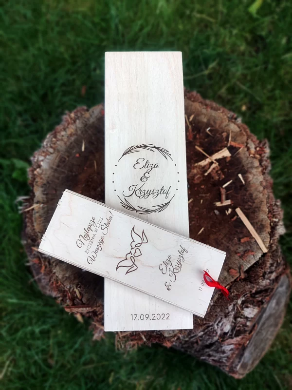 Zestaw "Wino i Wspomnienia" to elegancki prezent ślubny: personalizowana skrzynka na wino i stylowa skrzyneczka na pieniądze, wykonane ręcznie z drewna.
