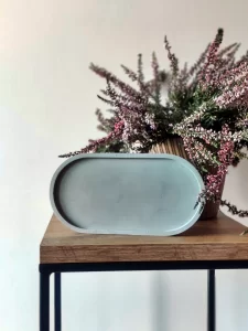 Podkładka betonowa to idealne miejsce na przechowywanie biżuterii, jako podstawka pod kubek. Stanowi też idealne miejsce, na które można położyć świeczkę. Idealnie nadaje się do nowoczesnych i surowych wnętrz.