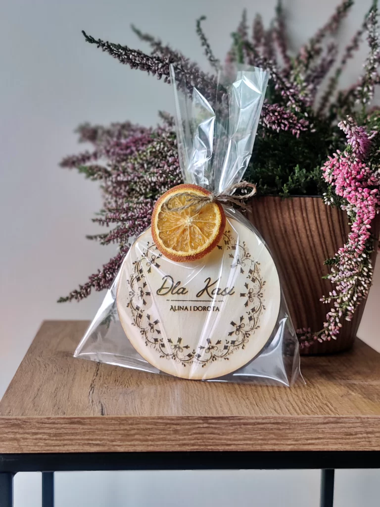 Personalizowana podkładka pod kubek z drewna. Idealnie nadaje się na upominek dla gości, bliskich, upominek dla klientów oraz wiele, wiele innych.