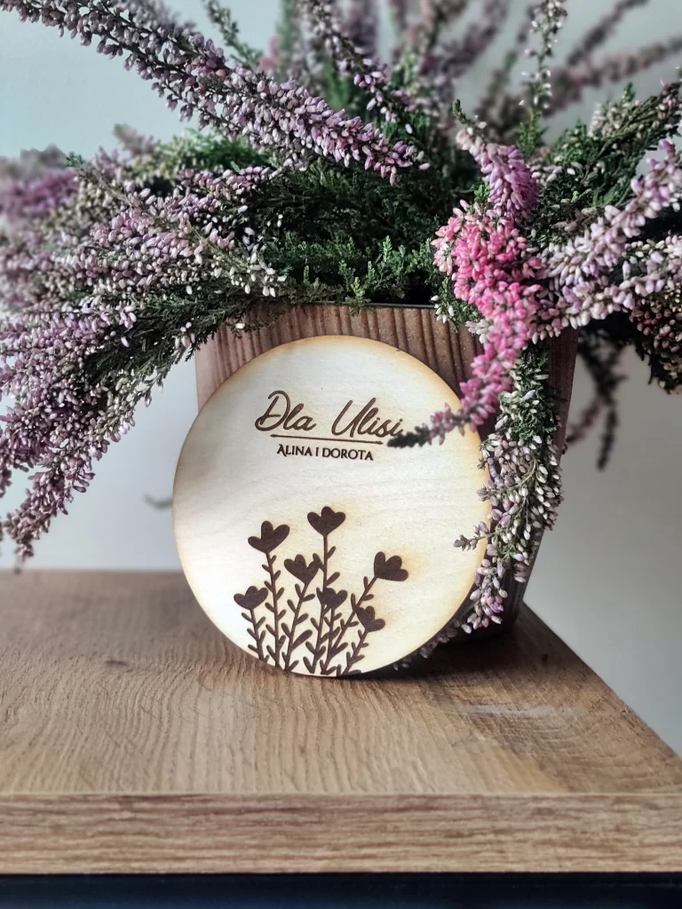 Personalizowana podkładka pod kubek z drewna. Idealnie nadaje się na upominek dla gości, bliskich, upominek dla klientów oraz wiele, wiele innych.