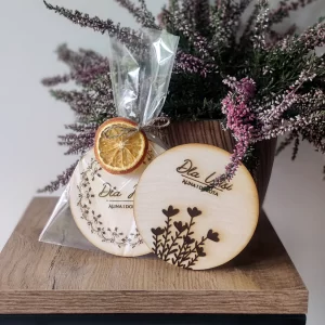 Personalizowana drewniana podkładka, idealny prezent. Elegancka, praktyczna i ręcznie wykonana, dodaje naturalnego uroku każdemu wnętrzu.