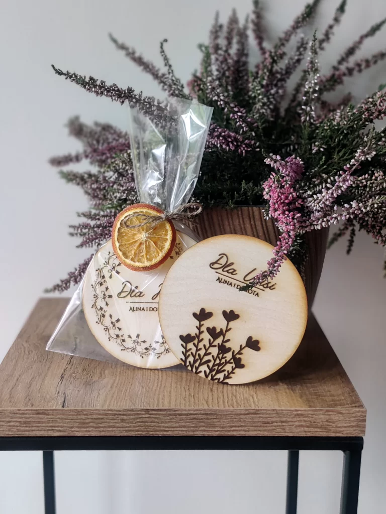 Personalizowana podkładka pod kubek z drewna. Idealnie nadaje się na upominek dla gości, bliskich, upominek dla klientów oraz wiele, wiele innych.