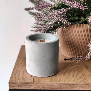 Świeca sojowa "LOFT" w betonowej oprawie to ekologiczny, ręcznie wykonany produkt o minimalistycznym designie i długim czasie palenia, idealny do nowoczesnych wnętrz.