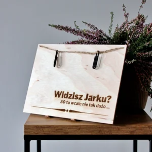 Zabawna i oryginalna ramka urodzinowa „To nie tak dużo...” z możliwością przypięcia pieniędzy. Ekologiczny i personalizowany prezent, który wywoła uśmiech!