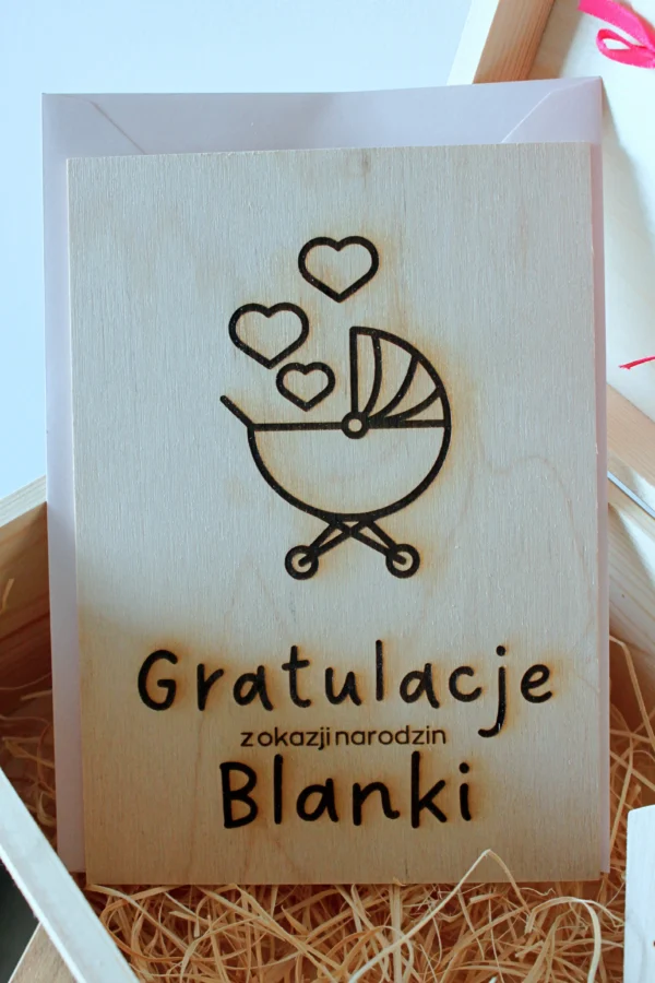 Drewniana kartka na narodziny dziecka to unikalny prezent, który zachwyci rodziców. Personalizowany grawer sprawia, że staje się niezapomnianą pamiątką.
