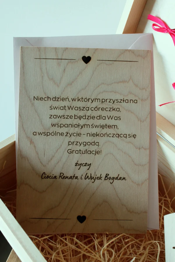 Drewniana kartka na narodziny dziecka to unikalny prezent, który zachwyci rodziców. Personalizowany grawer sprawia, że staje się niezapomnianą pamiątką.