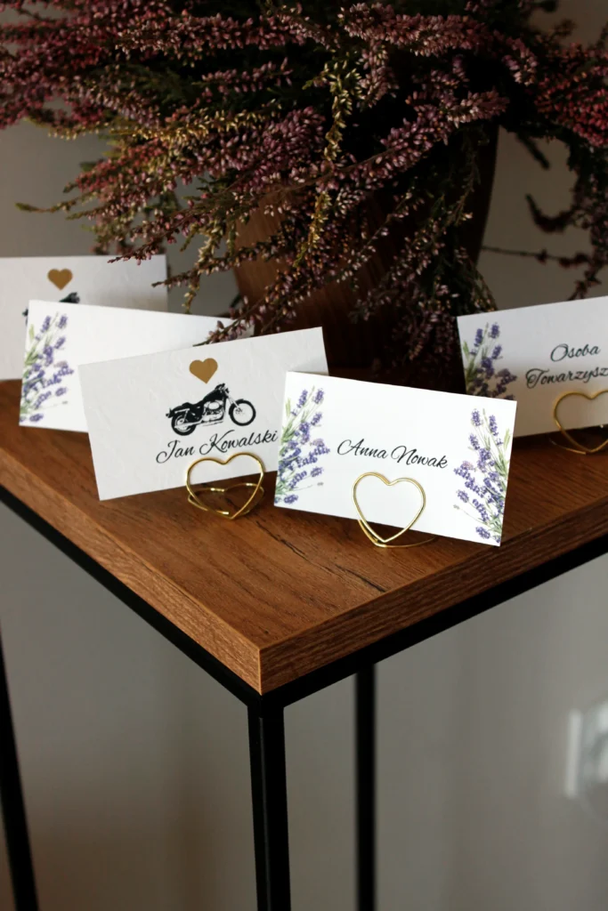 Winietki papierowe - eleganckie oznaczenie miejsc gości. Blask, romantyzm i osobisty dotyk dla twojego stołu. Pamiątka wyjątkowego dnia.