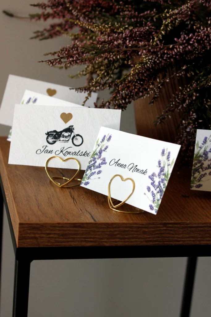 Winietki papierowe - eleganckie oznaczenie miejsc gości. Blask, romantyzm i osobisty dotyk dla twojego stołu. Pamiątka wyjątkowego dnia.