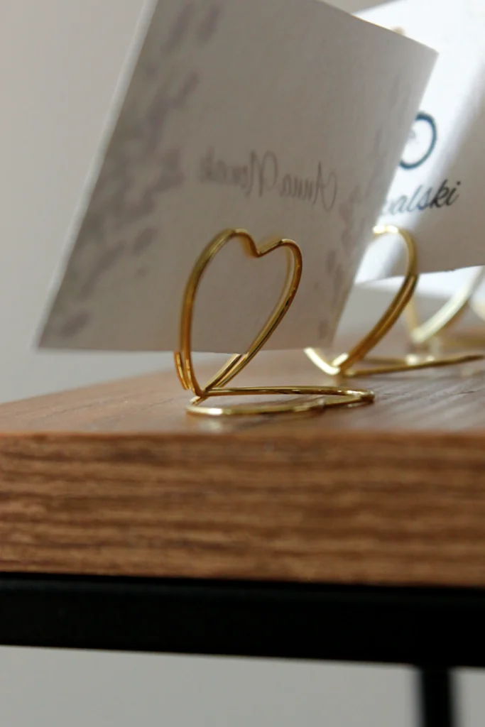 Winietki papierowe - eleganckie oznaczenie miejsc gości. Blask, romantyzm i osobisty dotyk dla twojego stołu. Pamiątka wyjątkowego dnia.