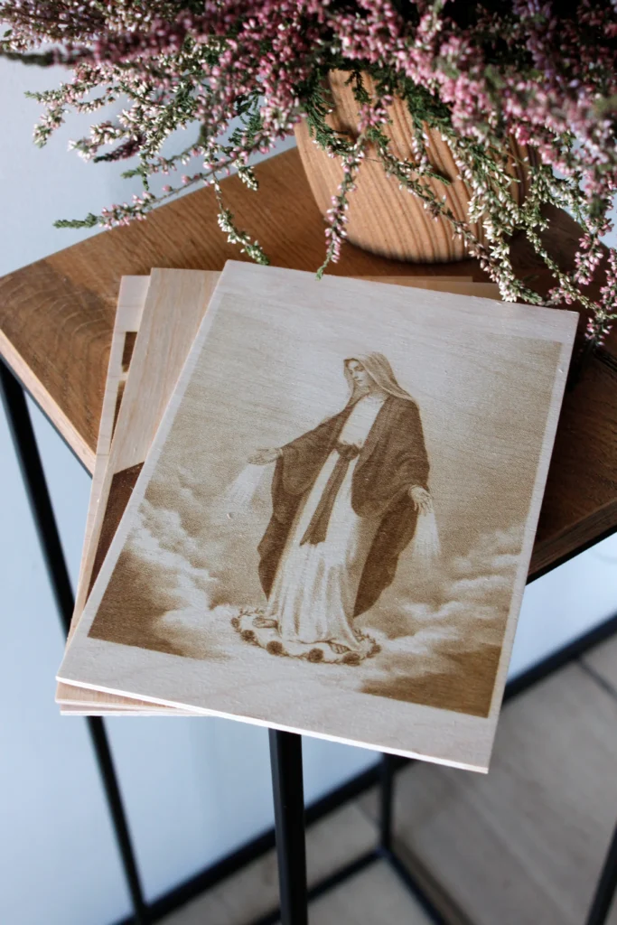 Grawerowane laserem zdjęcia na drewnie - personalizowane prezenty na zamówienie. Precyzja, trwałość i wyjątkowość dla nowoczesnych wnętrz.