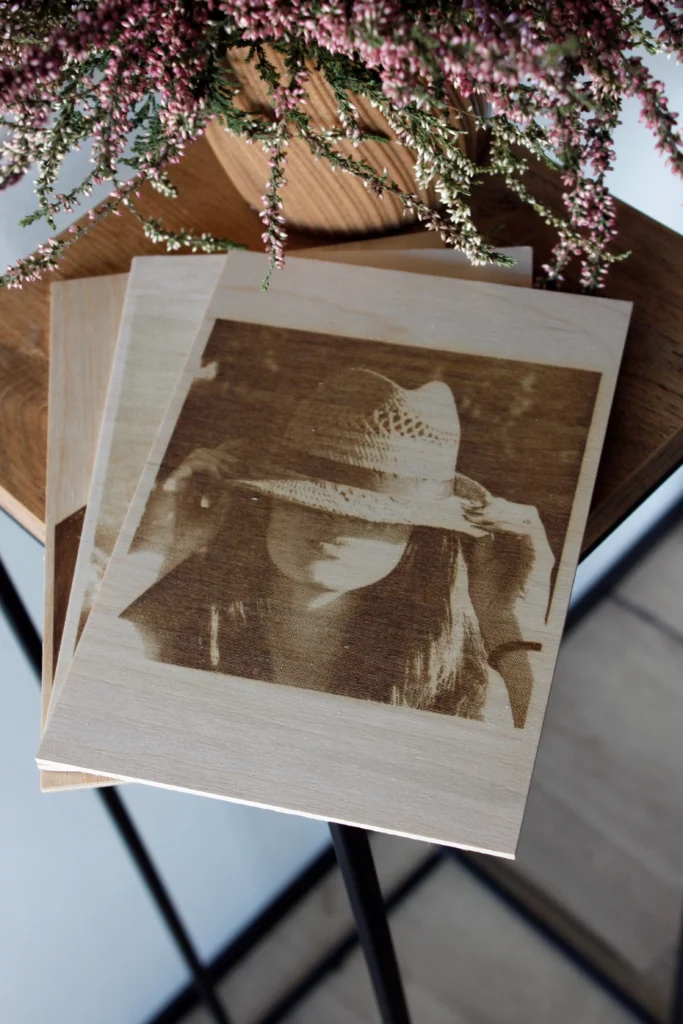 Grawerowane laserem zdjęcia na drewnie - personalizowane prezenty na zamówienie. Precyzja, trwałość i wyjątkowość dla nowoczesnych wnętrz.