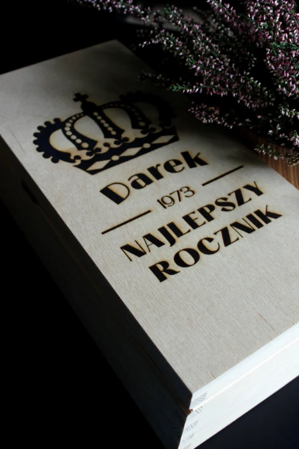 Skrzynka na whisky - elegancja i personalizacja w jednym. Idealny prezent, trwały grawer, doskonała ochrona butelki.