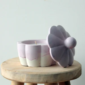 Pink Essence to świeca sojowa w betonie. Betonowy pojemnik w delikatnym różu kryje sojową świecę, tworząc przyjemny zapach i subtelny design.