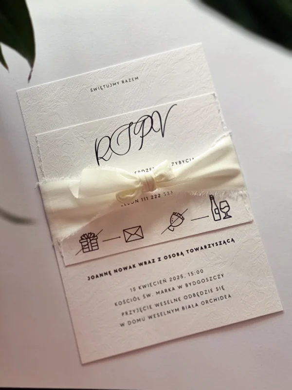 Zaproszenia na ślub w stylu klasycznym. Czarne napisy na białym papierze. Elegancja i prostota w każdym detalu.