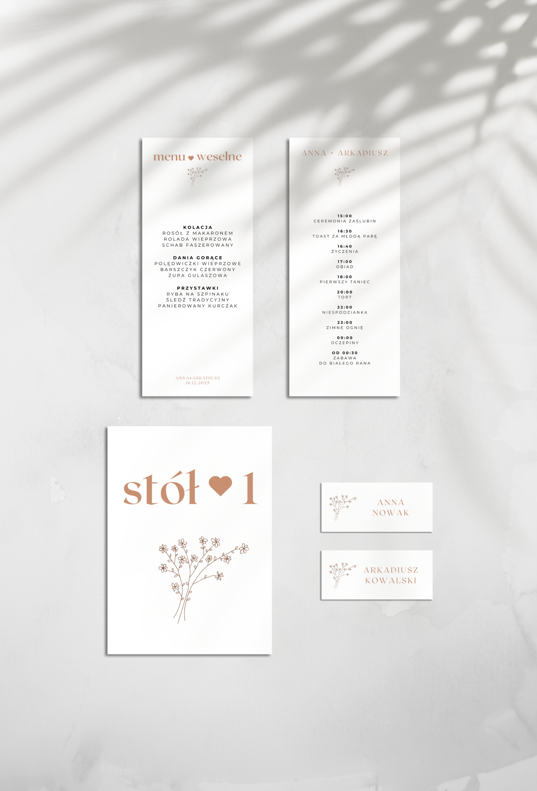 Kolekcja papeterii okolicznościowej “Cicha Elegancja” to doskonałe połączenie wyrafinowanej prostoty i klasycznego stylu, idealne dla par, które pragną, aby ich ślub był elegancki i harmonijny. Każdy element zestawu został starannie zaprojektowany, aby stworzyć spójną i estetyczną całość, która zachwyci gości i doda uroku Waszemu wyjątkowemu dniu.