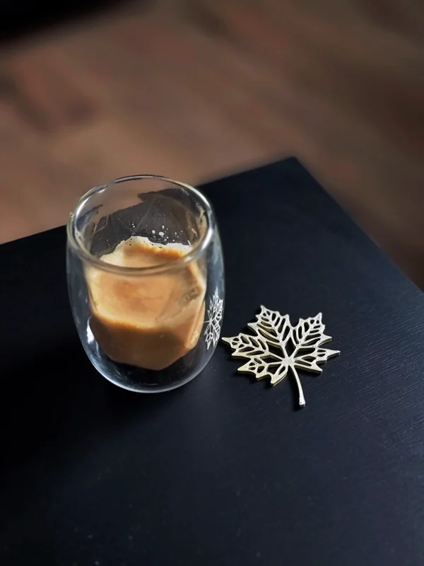 Złoty Liść to elegancka podkładka 3D pod kubek, świeczkę lub dekoracje. Ochrona powierzchni, stylowy design i wszechstronność w jednym wyjątkowym produkcie.